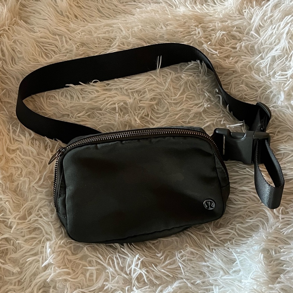 lululemon athletica Camo Belt Bag Sleek Adjustable Design